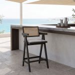 Σκαμπό bar Winslow pakoworld ξύλο rubberwood μαύρο-pvc rattan φυσικό-ύφασμα γκρι