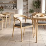 Πολυθρόνα Hogie pakoworld rubberwood σε φυσική απόχρωση με μαύρο pu μαξιλάρι 61x60x76εκ